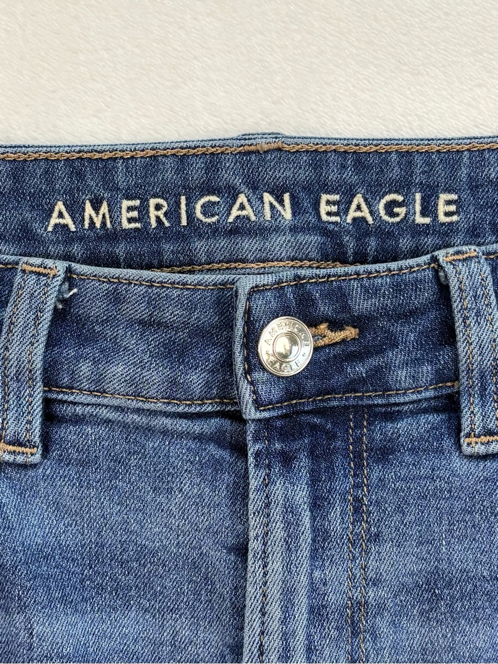 AMERICAN EAGLE High Rise Mom Jeans Medium Wash Straight Leg Size 6 - Picture 3 of 10